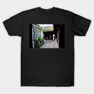 Cour d'une maison typique d'Hoi An - Vietnam T-Shirt